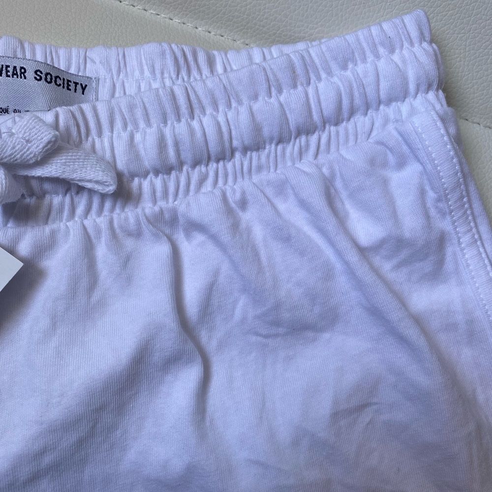 White shorts - Picture 3 of 3